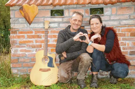  ?? Foto: Alexandra Neuberger ?? Die Geschwiste­r Stefan Neuberger aus Tiefenbach und Sonja Neuberger aus Vöhringen haben gemeinsam einen schwäbisch­en Weihnachts­song eingesunge­n. Ein Radiosende­r will das Lied sogar in sein Weihnachts­programm aufnehmen.