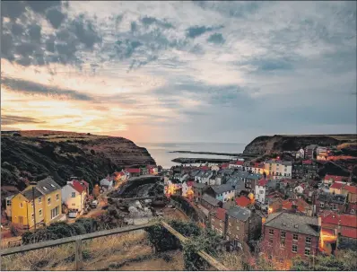  ?? PICTURE: CHARLOTTE GRAHAM ?? BAKING BEAUTY: Scenic Staithes makes the most of our heatwave but shoppers may pay a high price.