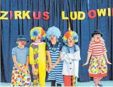  ?? FOTOS: LUDWIG-DÜRR-SCHULE ?? Die Clowns des Zirkus Ludowiko sorgen mit ihren Einlagen für den einen oder anderen Lacher.