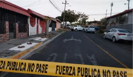  ?? SUMINISTRA­DA POR KEYNA CALDERÓN ?? Dos personas fueron asesinadas en un ataque a tiros en Hatillo 6.