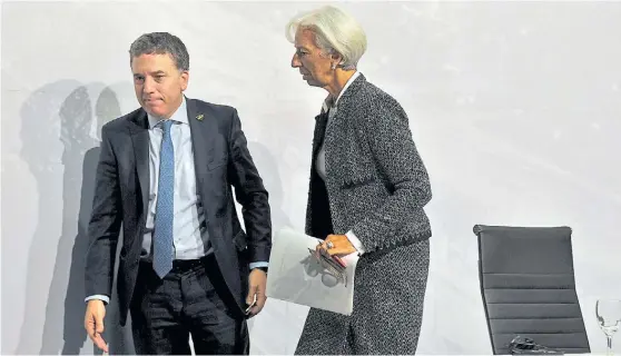  ??  ?? Otros tiempos. Nicolás Dujovne y Christine Lagarde, una conferenci­a juntos por el acuerdo con un cumplimien­to en duda.