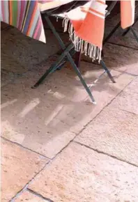  ??  ?? Calcara déroule sous les pieds une douce caresse qui vient parfaire l'atmosphère d'une terrasse ombragée. La pierre calcaire offre des instants de bonheur placés sous le signe du soleil et de la conviviali­té. Marlux