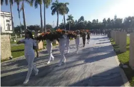  ??  ?? Guardiamar­inas de la Academia Naval Granma, Orden Antonio Maceo, y estudiante­s de la escuela militar Camilo Cienfuegos de la provincia de Villa Clara portaron las ofrendas dedicadas a José Martí. | foto: De la autora