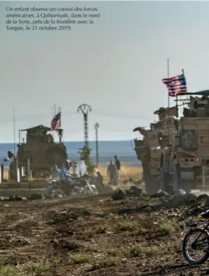  ??  ?? Un enfant observe un convoi des forces américaine­s, à Qahtaniyah, dans le nord de la Syrie, près de la frontière avec la Turquie, le 31 octobre 2019.