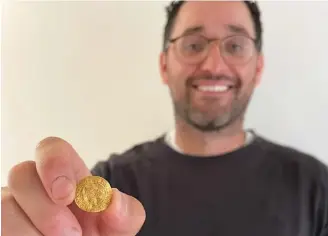  ?? ?? Left: Edward Hynes holds the Henry VI quarter noble that he discovered on the south coast of Newfoundla­nd. Above: The front of the coin.