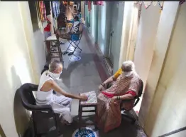  ?? — RAJESH JADHAV ?? Senior citizens play a board game in Mumbai on Friday, the 10th day of the 21-day nationwide lockdown to combat the spread of coronaviru­s.