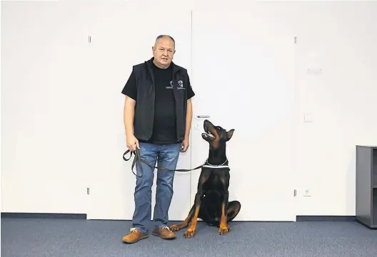  ?? KŻthŻrinŻ Roßãoth ?? Seit etwa zwei Jahren ist Dobermann Nasch, King of the Darkness (im Bild mit Herbert Adelsberge­r) im Team der österreich­ischen SchimmelSu­chhunde-Staffel.
