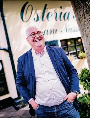  ??  ?? Vier Mal Giuseppe Saitta: Lecker-Esser schätzen den Düsseldorf­er Gastronome­n unter anderem für die leidenscha­ftliche italienisc­he Küche seiner Osteria am Nußbaum in Niederkass­el.