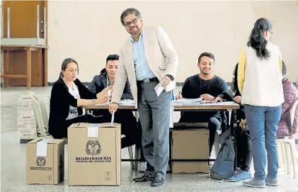  ?? AFP ?? Extraño. El ex jefe guerriller­o de las FARC, Iván Márquez, vota ayer en un colegio de la ciudad de Bogotá.