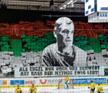  ??  ?? Die Ultras von Augsburg 98 haben eindrucksv­olle Choreograf­ien im Curt-Frenzel-Stadion entwickelt – hier im September 2015 zu Ehren von Paul Ambros.