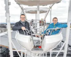  ??  ?? Ein bisschen Nostalgie zum 70er der IBO: Projektlei­ter Rolf Hofer und Messegesch­äftsführer Klaus Wellmann auf Testfahrt mit dem Riesenrad.