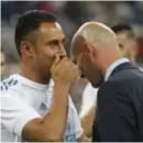  ?? Foto AFP ?? Navas in een onderonsje met Zidane. De coach heeft een boon voor de Costa Ricaan.