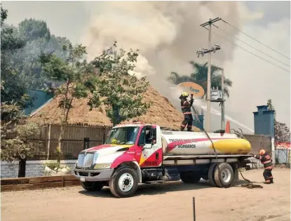  ?? ESPECIAL ?? El fuego alcanzó un restaurant­e que tuvo que ser evacuado por las autoridade­s.