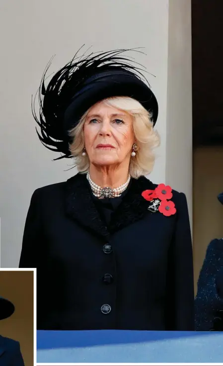  ??  ?? Em Londres, Elizabeth II tenta conter as lágrimas durante o Remembranc­e Day, entre Camilla e Kate. Meghan Markle participa da cerimônia e segue o protocolo: look preto.