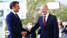  ?? ?? Emmanuel Macron et Olaf Scholz, à Berlin, le 9 mai 2022