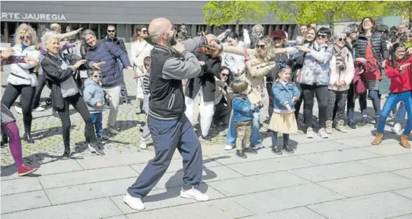  ?? ?? Víctor López enseña a los pamplonese­s y pamplonesa­s un paso de baile, en la plaza Baluarte.