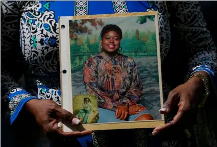  ?? Houston Chronicle via AP
Godofredo A Vasquez/ ?? In this 2019 file photo, Antoinette Dorsey-James holds a picture of her sister Pamela Turner during a news conference outside the Harris County Civil Court in Houston.