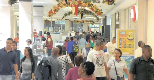  ?? PICTURE: JEFFREY ABRAHAMS ?? HOLIDAY SHOPPING: Consumers in the Kenilworth Centre enjoy the holiday spirit and prepare to open their wallets and purses.