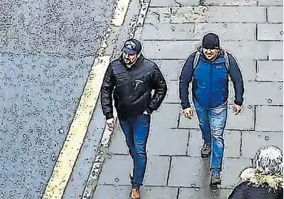  ?? [ AFP ] ?? Zwei Auftragsmö­rder auf dem Weg zum Opfer Sergej Skripal: die GRU-Agenten Boshirov und Petrov im März 2018 in Salisbury.
