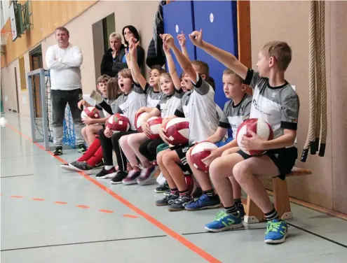  ?? FOTO: ANDREAS BAYER ?? 28 Schüler der dritten und vierten Klasse der Grundschul­e Schmölln haben einen Vormittag lang Freude an der Bewegung erfahren. Über 6000 Kinder haben in den letzten zehn Jahren an der Aktion Fußballtag teilgenomm­en.