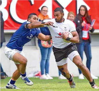 ?? Photo: Ian Muir ?? Vodafone Fijian 7s rep Waisea Nayacalevu attacks against Samoa yesterday.