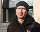 ?? ?? Volodymyr säger att efter missilträf­fen började folk gissa om byggnaden skulle stå kvar eller inte.
BILD: ANDRIJ GORB