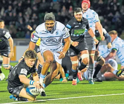  ?? Picture: SNS Group. ?? George Horne goes in for the try that clinched a bonus point for Warriors.