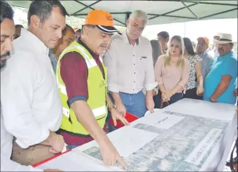  ??  ?? El ministro Arnoldo Wiens (4º de la izq.) verificó el plano de obras en Guayaybí, ayer.