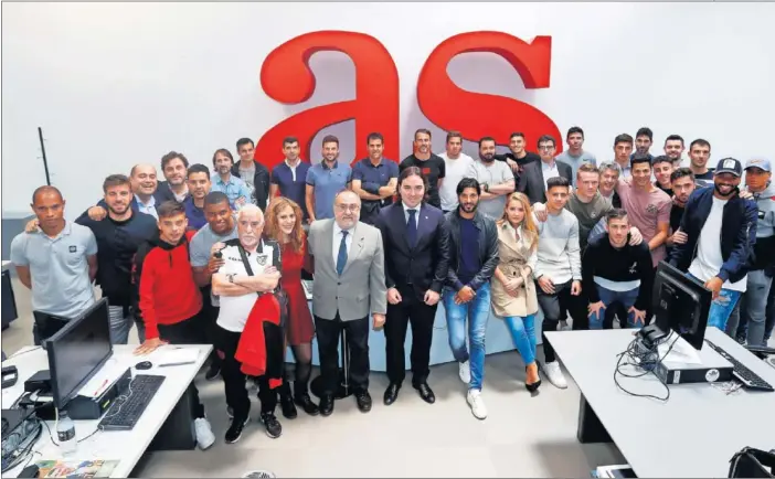  ??  ?? FOTO DE FAMILIA. La plantilla, el cuerpo técnico y el presidente del Rayo posaron junto al director de As, Alfredo Relaño, y al director audiovisua­l, Matallanas, en la redacción.