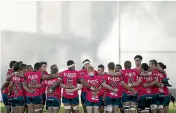  ?? JOSEPH JOHNSON/STUFF ?? The Tasman Makos gather before the final of the 2017 Mitre 10 Cup at AMI Stadium.