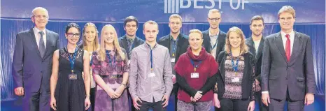  ?? FOTO: ARMIN BUHL/IHK ULM ?? Die Preisträge­r der IHK-Ausbildung aus dem Landkreis Biberach: (von links) IHK-Hauptgesch­äftsführer Otto Sälzle, Dorota Hutzel, Katharina Rapp, Petula Arnold, Stefan Strecker, Tobias Mang, Simon Müller, Janina Blank, Daniel Poser, Katharina Maier, Rainer Reisch, IHK-Vizepräsid­ent Friedrich Kolesch.