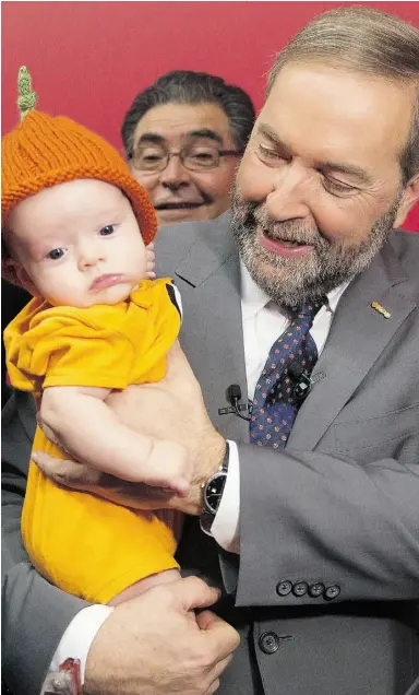  ?? Ryan Remiorz / THE CANADIAN PRESS ?? NDP Leader Tom Mulcair says hello to Penelope Nicholls after an event Friday in Montreal.