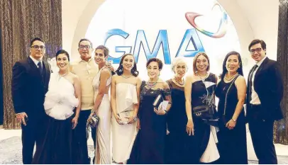  ?? – PHOTOS BY NICE PRINT VIA GMA CORPCOM* ?? Annette Gozon-Valdes (second from left), GMA Network Films, Inc. president and programmin­g consultant to the chairman and CEO, with the rest of the Gozon family