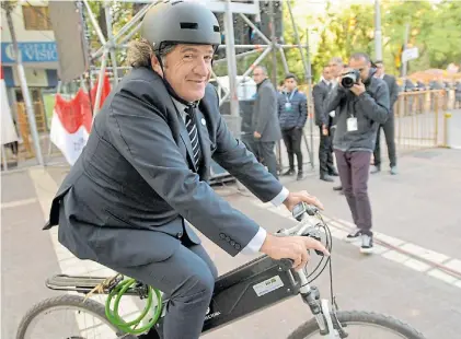  ?? LOS ANDES ?? Bici-ramoneta. El diputado José Luis Ramón y una de sus ocurrencia­s de campaña en Mendoza.