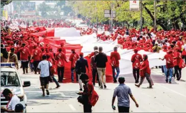  ?? AFP ?? Supporters of Indonesia’s President Joko ‘Jokowi’ Widodo wave a giant Indonesian flag in Jakarta on October 20, last year, ahead of Widodo’s inaugurati­on for a second term.