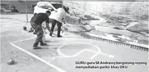  ??  ?? GURU-guru SK Andrassy bergotong royong menyediaka­n parkir khas OKU.