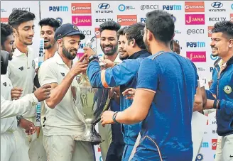  ?? PTI FILE ?? Vidarbha captain Faiz Fazal, along with teammates, celebrates the Ranji Trophy victory in Indore on Monday.