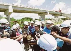  ??  ?? FADILLAH (tengah) ketika lawatan mengejut ke tapak pembinaan Jambatan Batang, Samarahan.