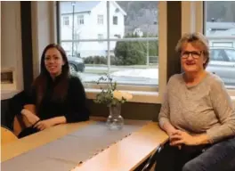  ?? FOTO: MALENE SØRENSEN LUNDBERG ?? Michelle Solhaug (t.v) og Wenche Røyseland på butikkens kaférom.