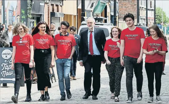  ?? MATT CARDY / GETTY ?? Jeremy Corbyn, escoltado por jóvenes seguidores, dirigiéndo­se a un mitin electoral en la ciudad inglesa de Hull