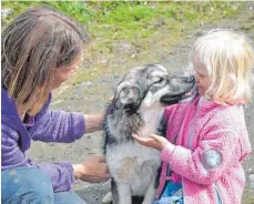  ??  ?? Bodil und Tochter Martine: auf Du und Du mit den Vierbeiner­n.