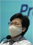  ?? FOTO: VINCENT YU/TT-AP ?? Den Pekingtrog­ne ledaren Carrie Lam uppmanar Hongkong-borna att testa sig.