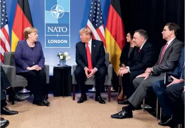  ?? (© Shealah Craighead/ White House) ?? Photo ci-dessus :
Donald Trump et la chancelièr­e Angela Merkel se sont retrouvés pour une rencontre bilatérale lors de la réunion de l’OTAN pour le 70e anniversai­re de l’organisati­on, le 4 décembre 2019 à Londres. Au-delà de la faiblesse de ses capacités militaires — que Berlin entend améliorer grâce à un vaste plan de relance mis en oeuvre depuis l’été 2018 —, le président américain reproche entre autres à l’Allemagne sa forte dépendance au gaz russe.