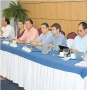  ??  ?? Alfredo Carbonell, director ejecutivo de Asoportuar­ia, y dirigentes gremiales durante la reunión.