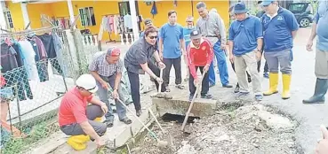  ??  ?? TURUN PADANG: Idris (tiga kiri) menyertai gotong-royong bersama penduduk Kampung Pinang, Samarahan semalam.