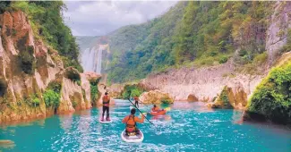  ??  ?? metros de ancho puede alcanzar la cortina de agua de Tamul, en temporada de lluvias, que va de julio a octubre. Navega en panga o tablas de paddle surf, en las aguas turquesas del río Santa María.