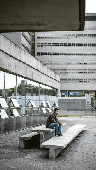  ?? Bruno Santos/Folhapress ?? Luan Lima, 21, faz engenharia na Federal do ABC e hoje, no 2º ano, está mais à vontade