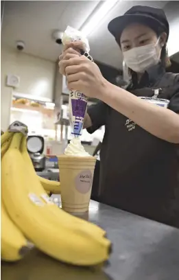  ?? The Yomiuri Shimbun ?? An employee prepares a smoothie at a Lawson in Ota Ward, Tokyo.