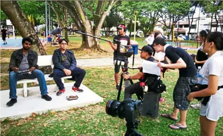  ?? — NG YU LIN ?? The crew of Tanukee Production­s shooting their short film at Taman Zaaba, Taman Tun Dr Ismail.