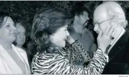  ?? PASCUAL ?? La ex ministra Carmen Calvo saluda cariñosame­nte a Caballero Bonald a la entrada de una exposición, en 2006.